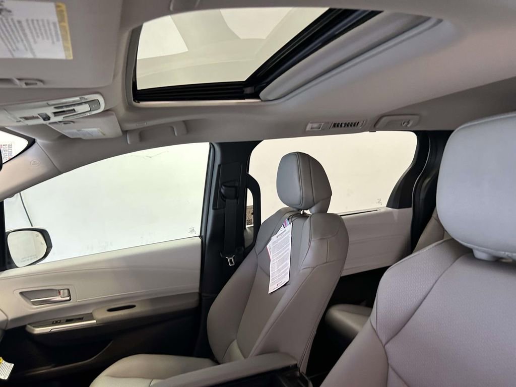 Used 2026 Toyota Sienna XLE FWD image 15