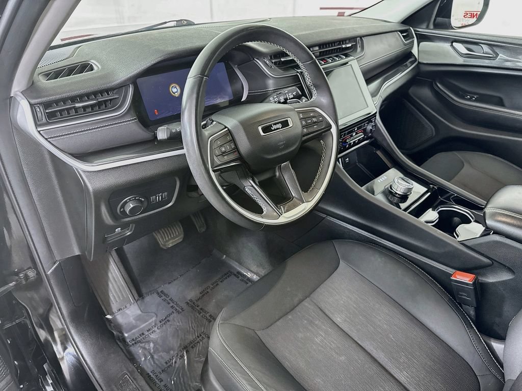 Used 2023 Jeep Grand Cherokee Laredo w/ Luxury Tech Group I AWD/4WD image 18