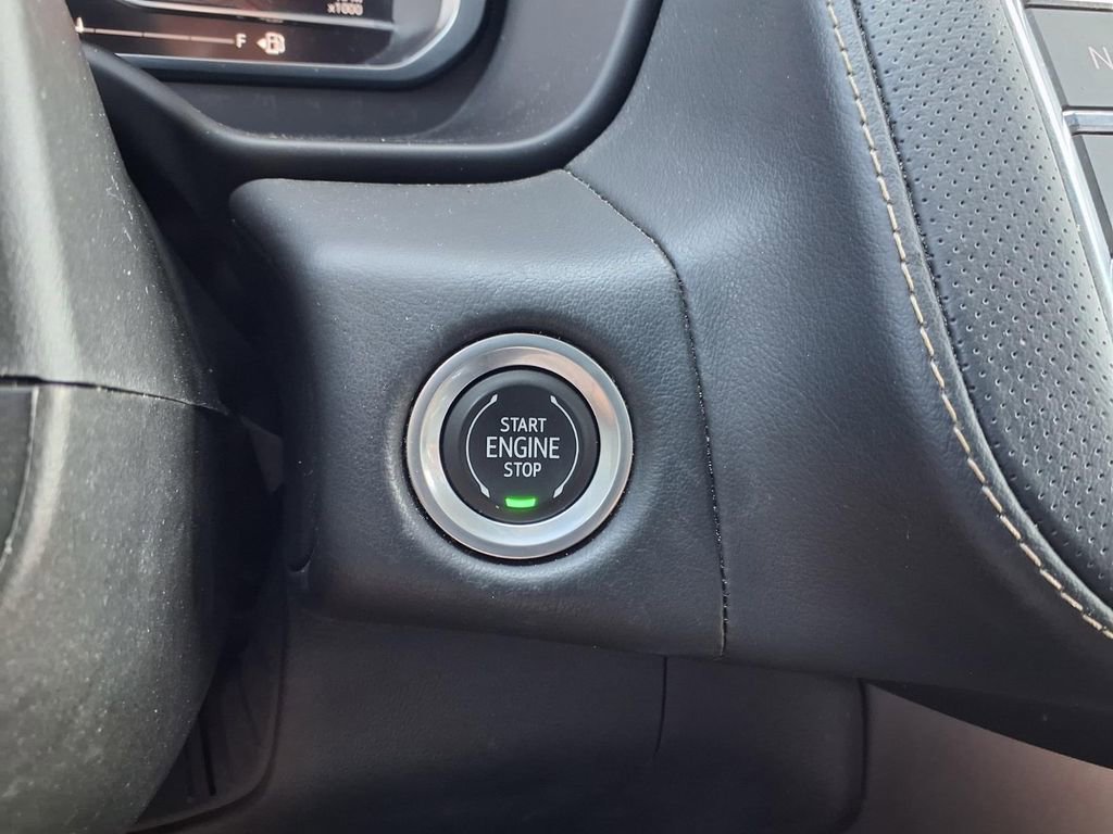 Used 2023 GMC Yukon XL SLT w/ SLT Premium Package image 16