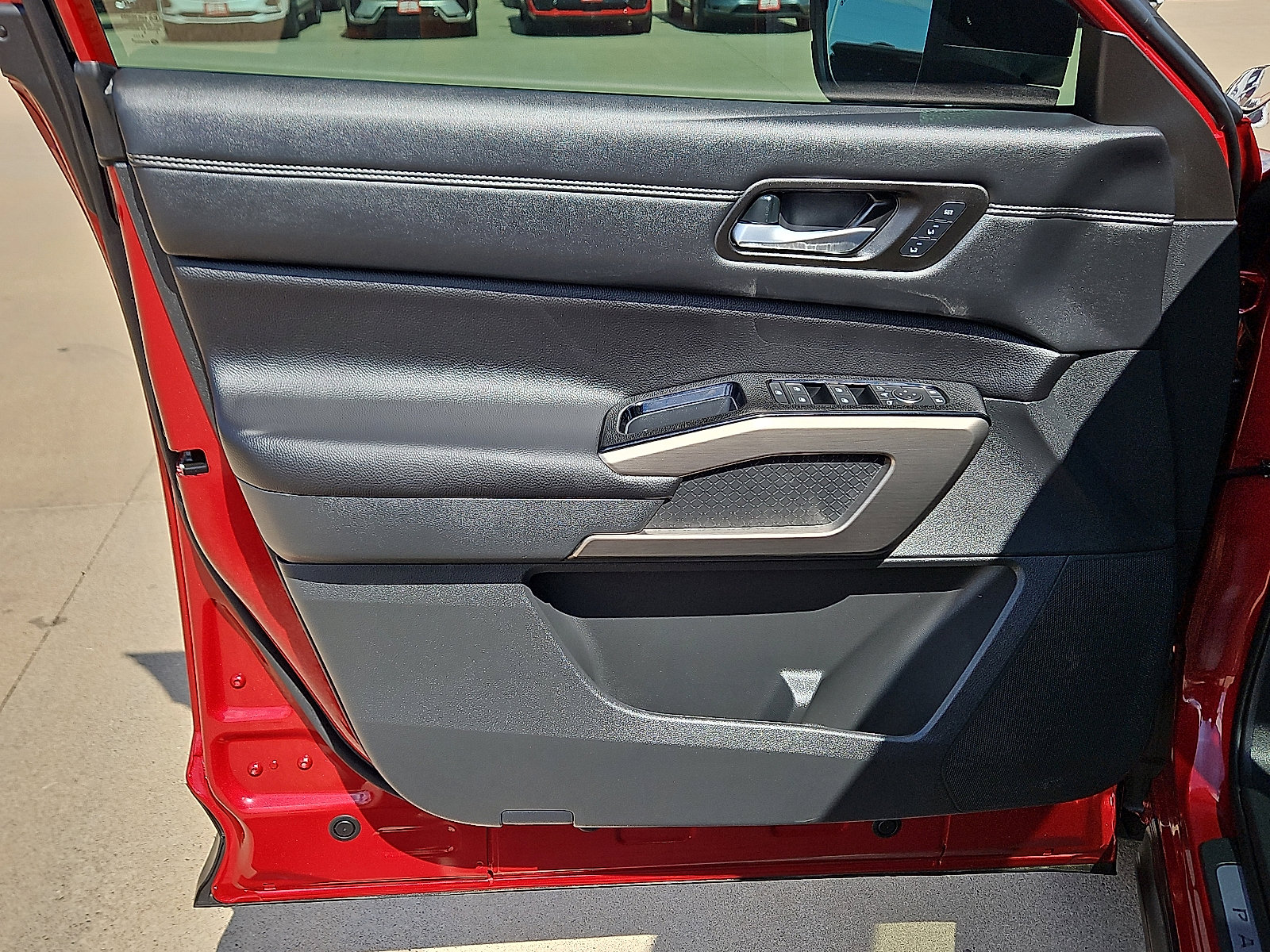 Used 2025 Nissan Pathfinder Platinum image 15