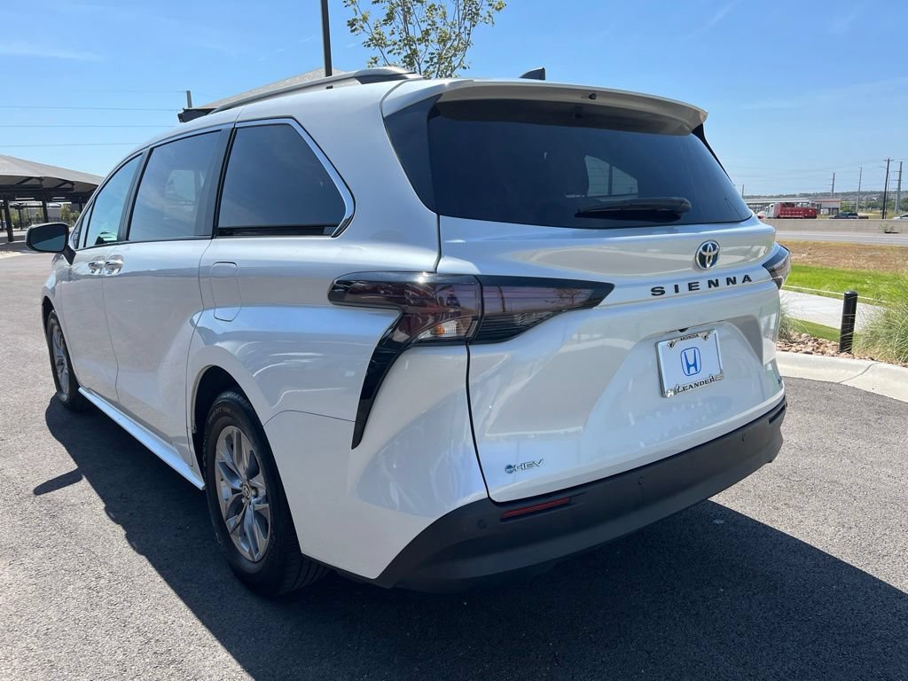 Used 2025 Toyota Sienna XLE FWD image 6
