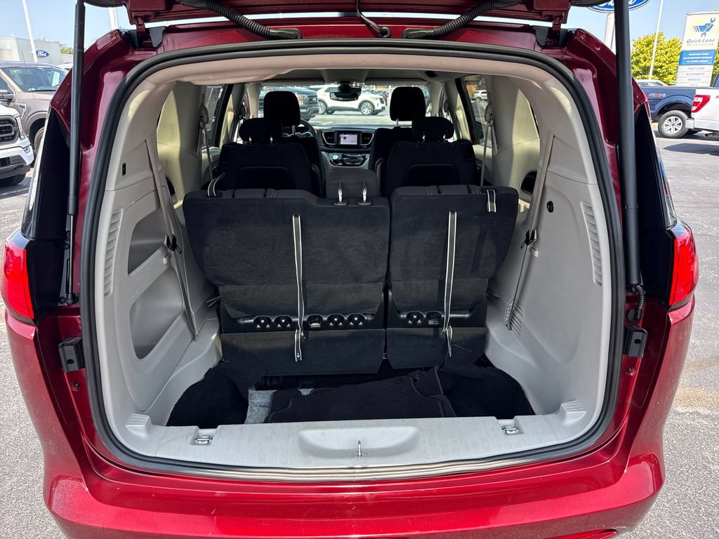 Used 2023 Chrysler Voyager LX FWD image 12