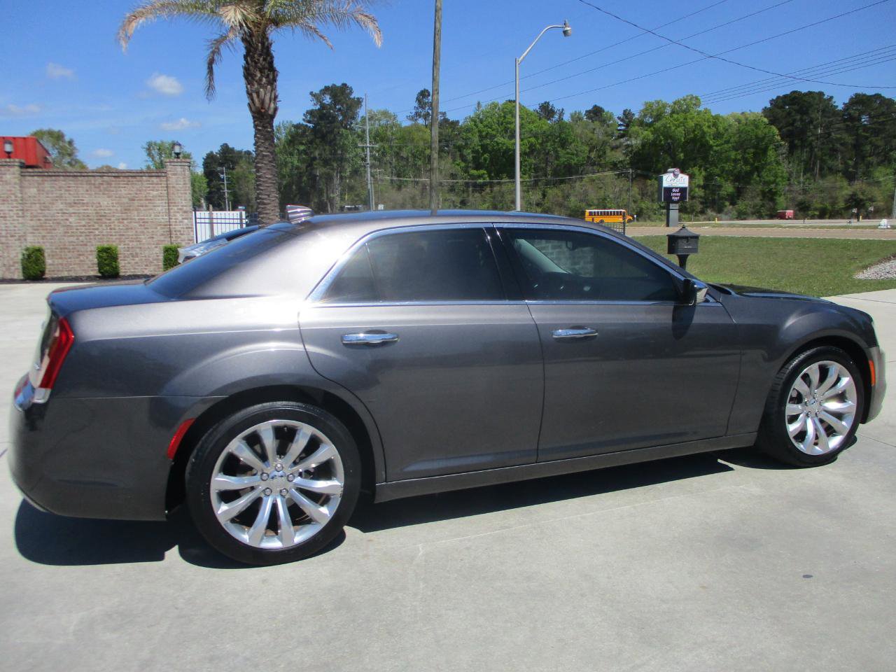 Used 2018 Chrysler 300 Limited w/ Safetytec Plus Group image 27