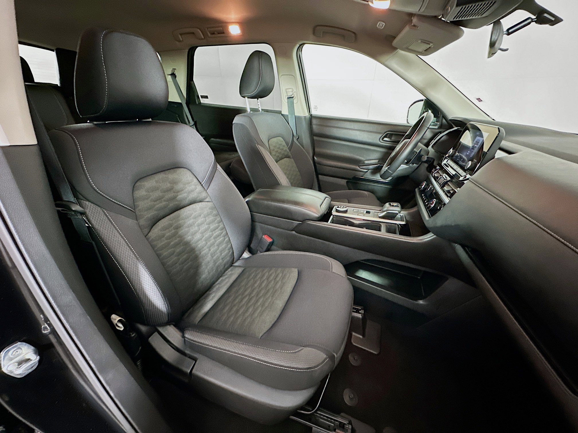 Used 2024 Nissan Pathfinder SV image 32