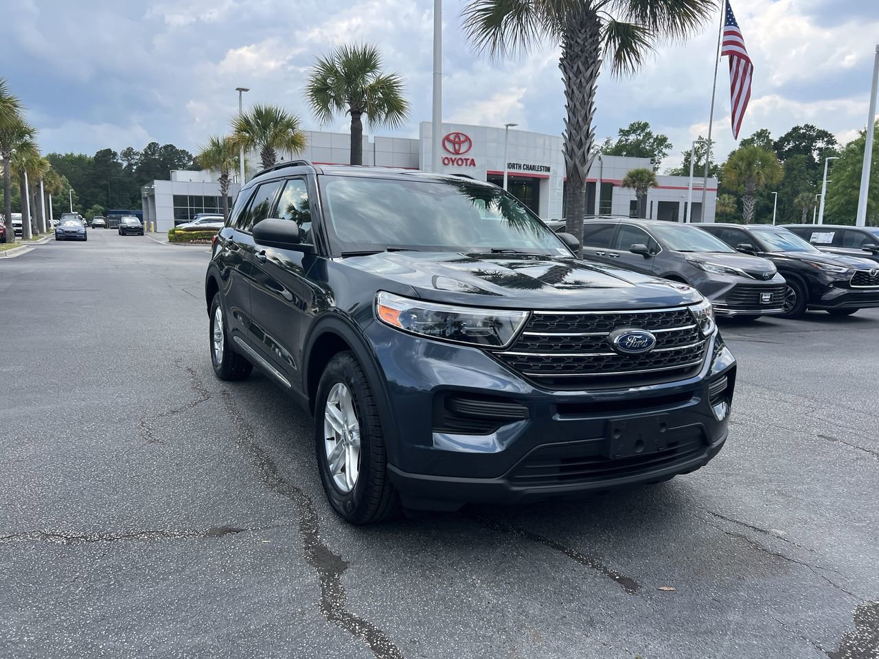 Used 2023 Ford Explorer XLT AWD/4WD image 2