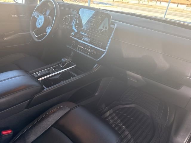 Used 2024 Nissan Pathfinder SL w/ Black Appearance Package image 12