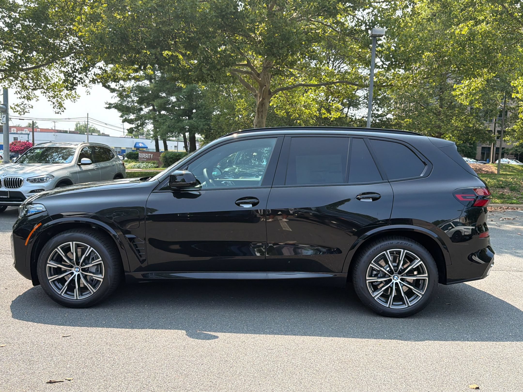 New 2026 BMW X5 xDrive50e w/ M Sport Package AWD/4WD image 2