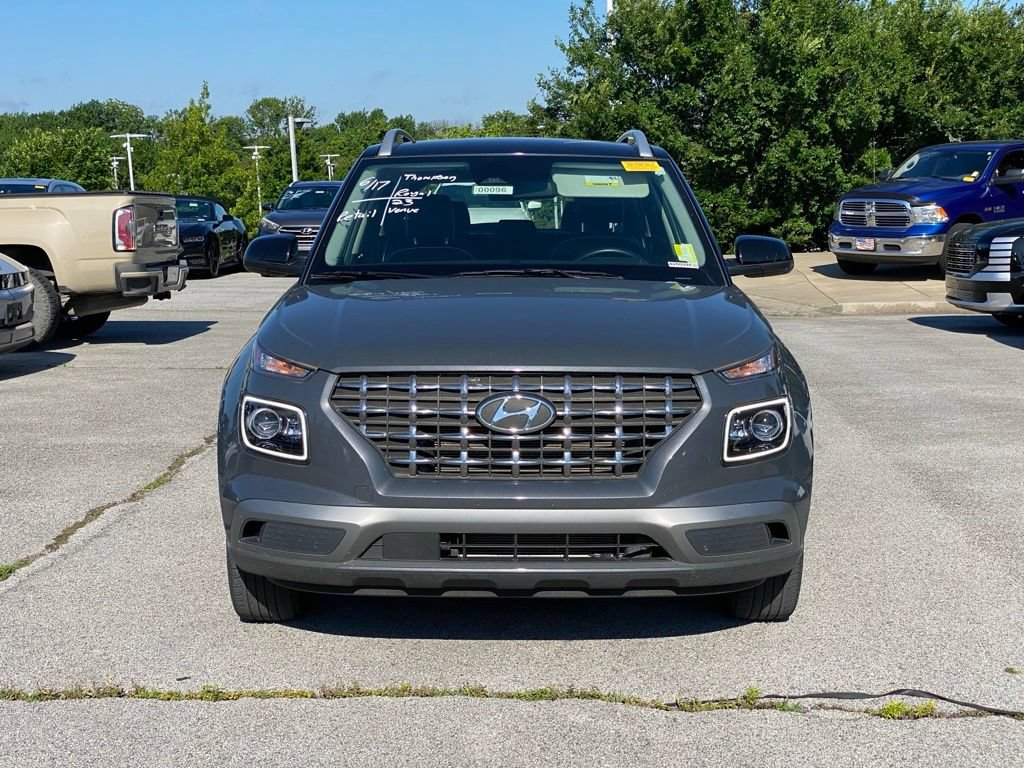 Used 2023 Hyundai Venue Limited FWD image 2