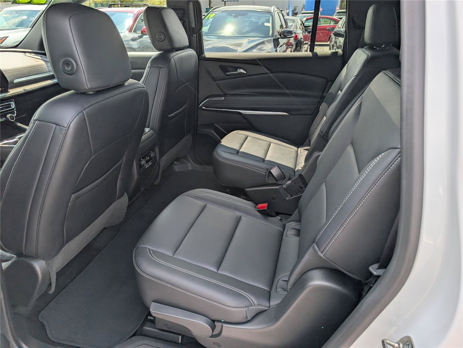 Used 2025 Chevrolet Traverse LT FWD image 15