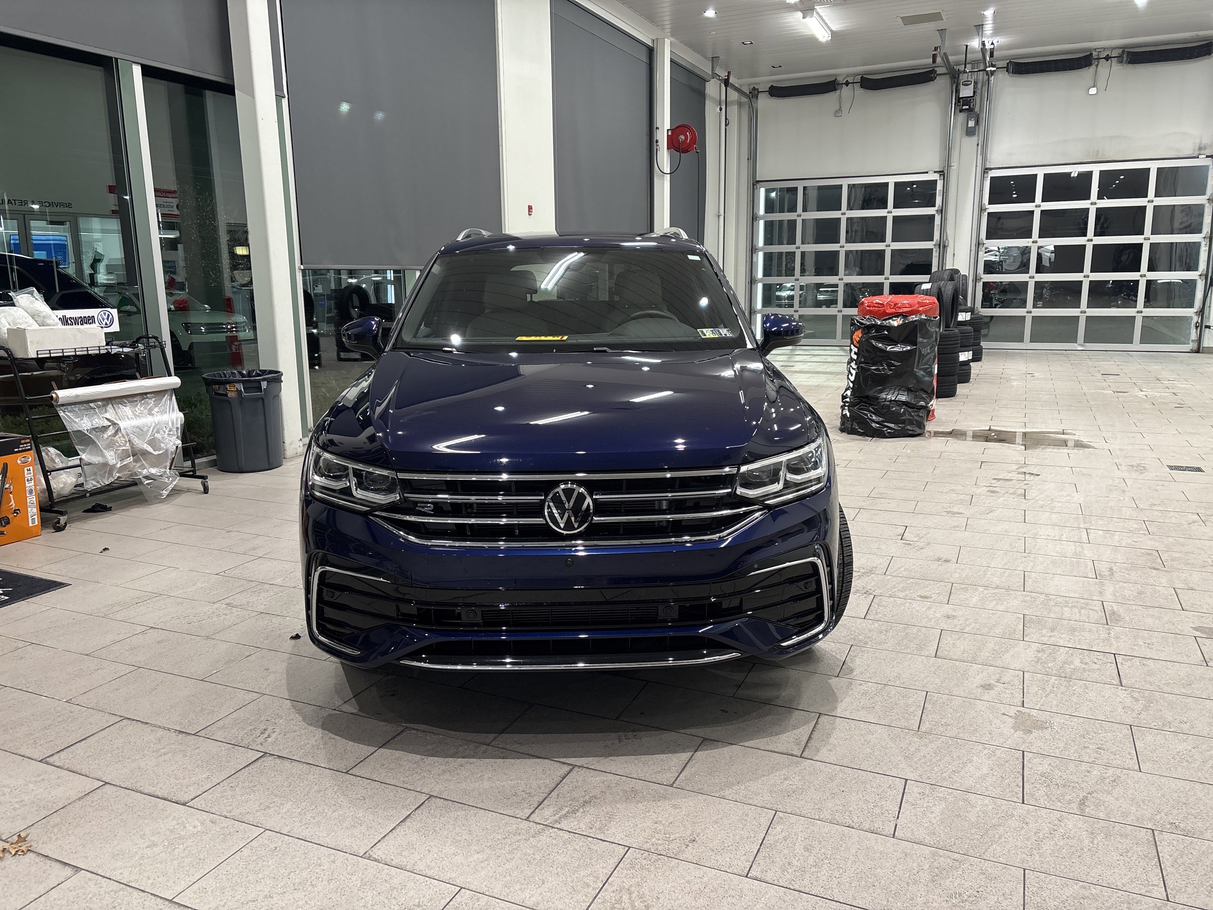 Used 2023 Volkswagen Tiguan SEL R-Line image 2