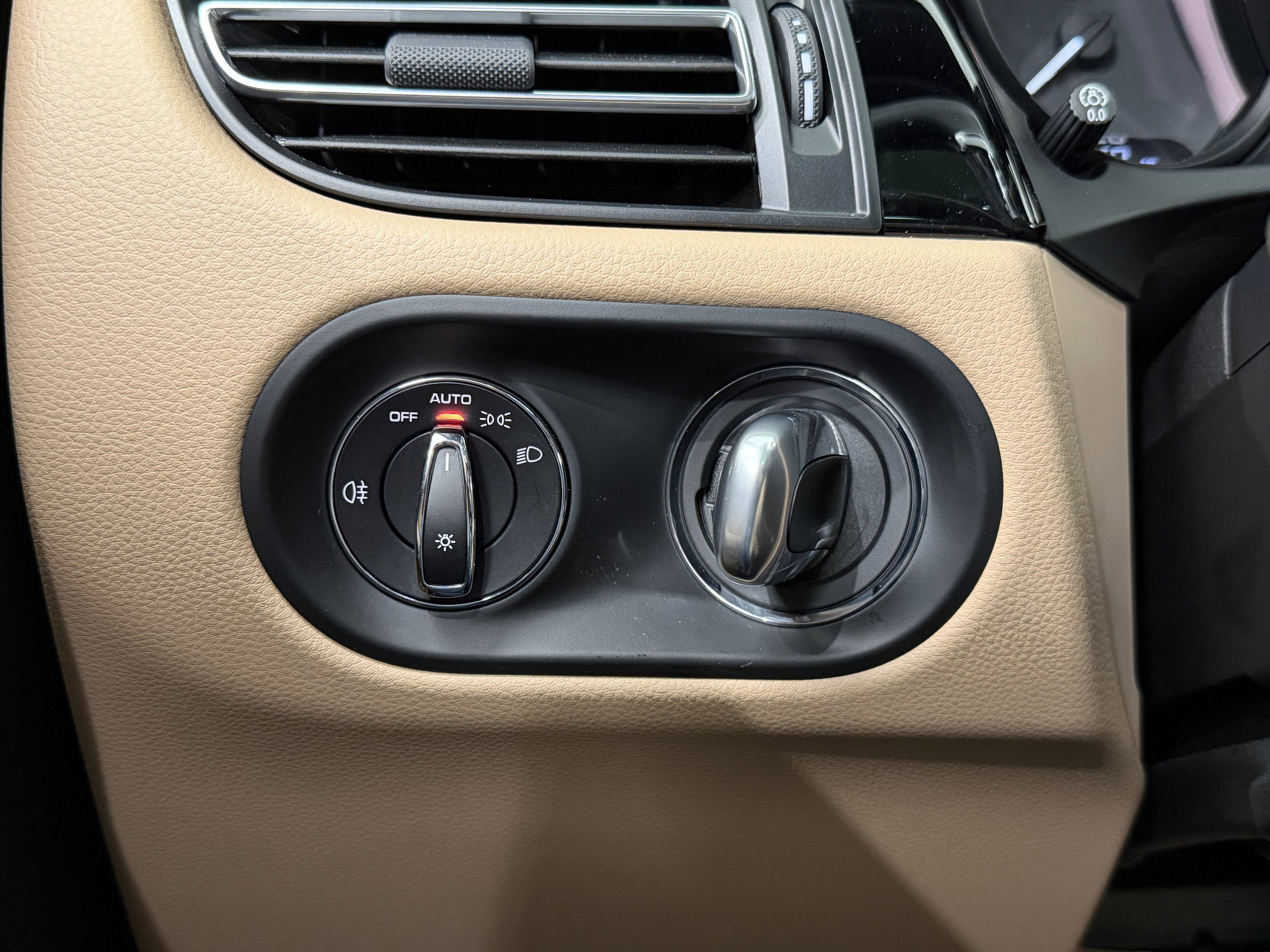 Certified 2025 Porsche Macan image 49