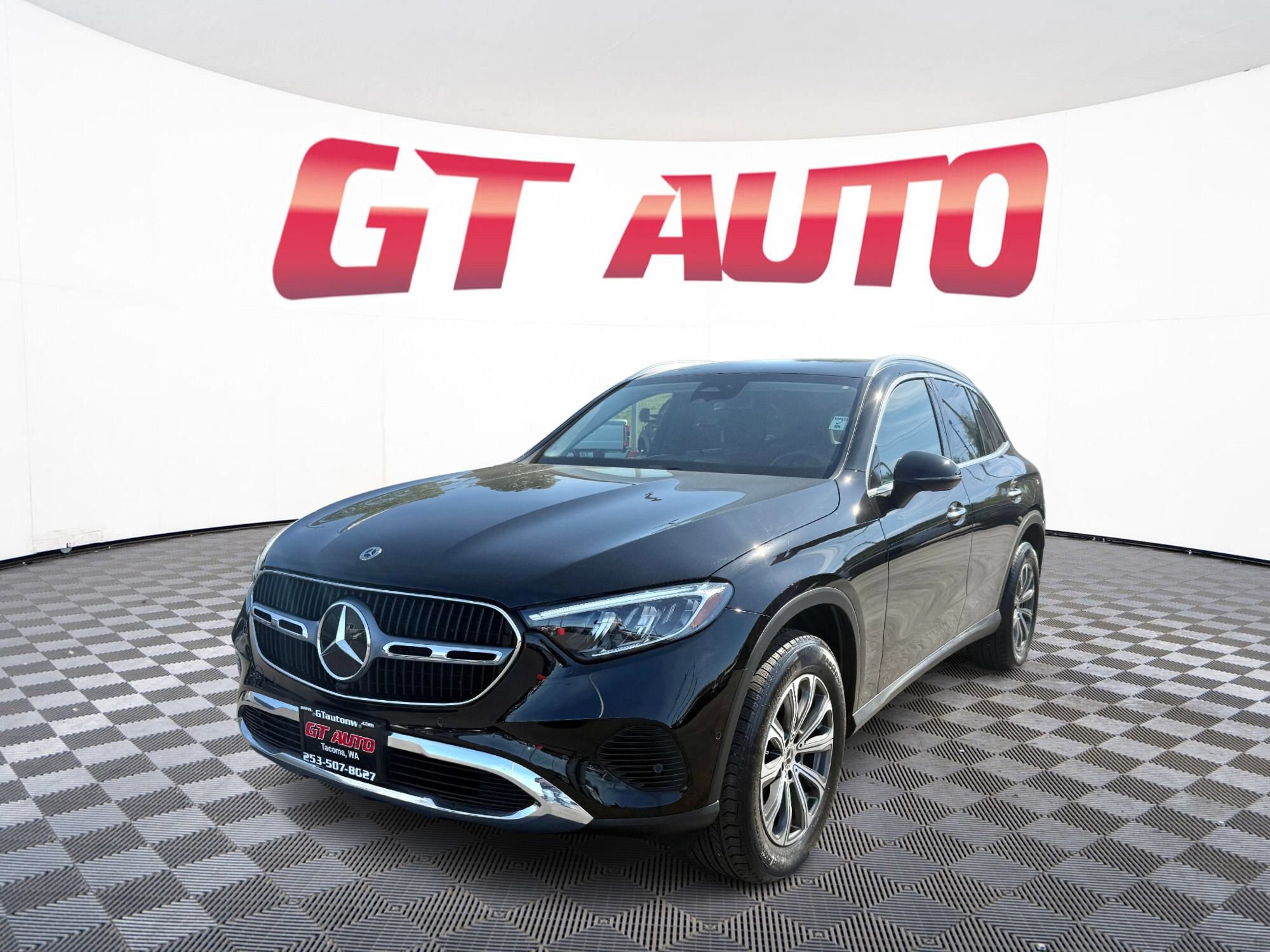 Used 2024 Mercedes-Benz GLC 300 4MATIC image 2