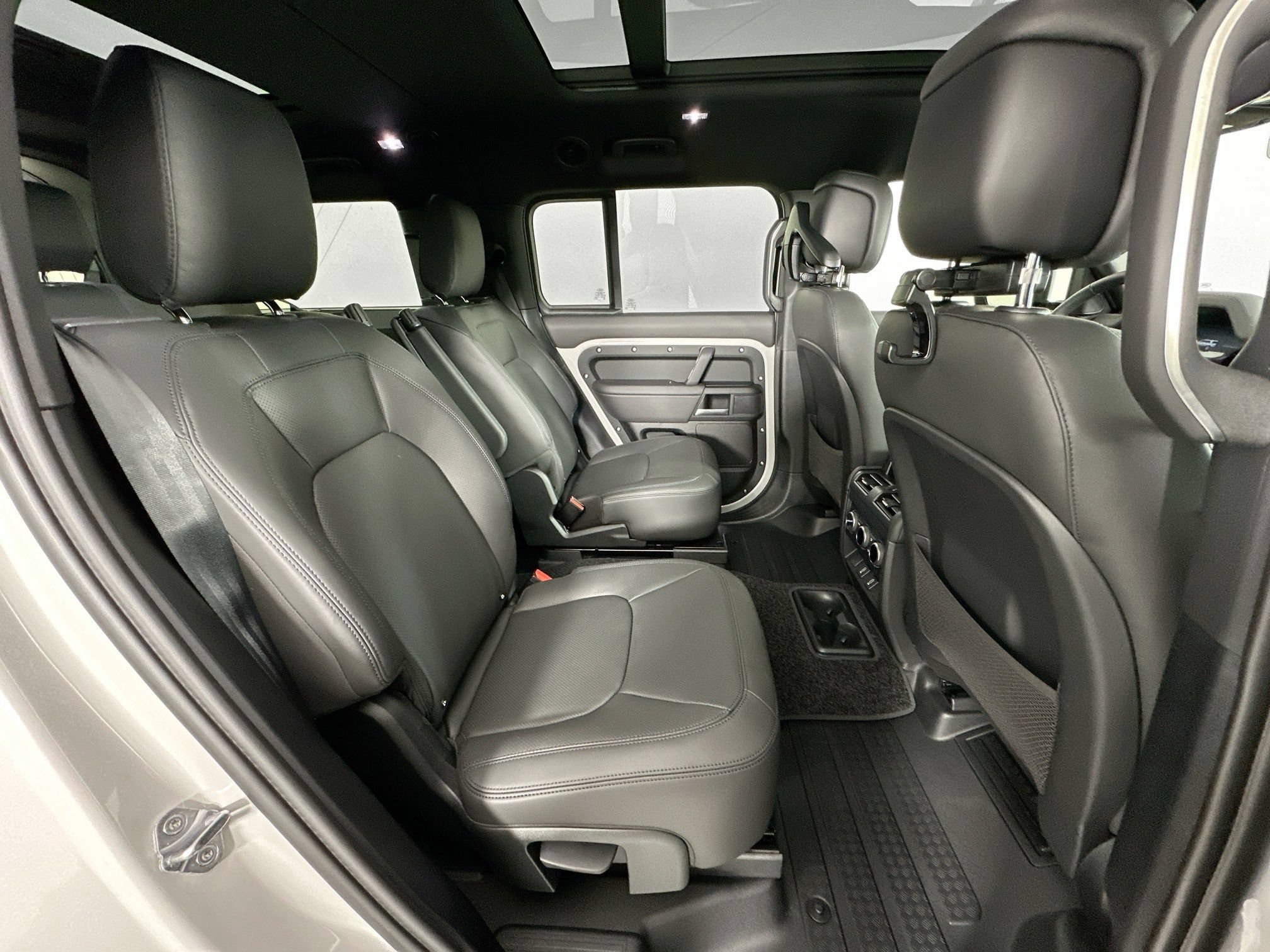 New 2026 Land Rover Defender 130 X-Dynamic SE AWD/4WD image 25
