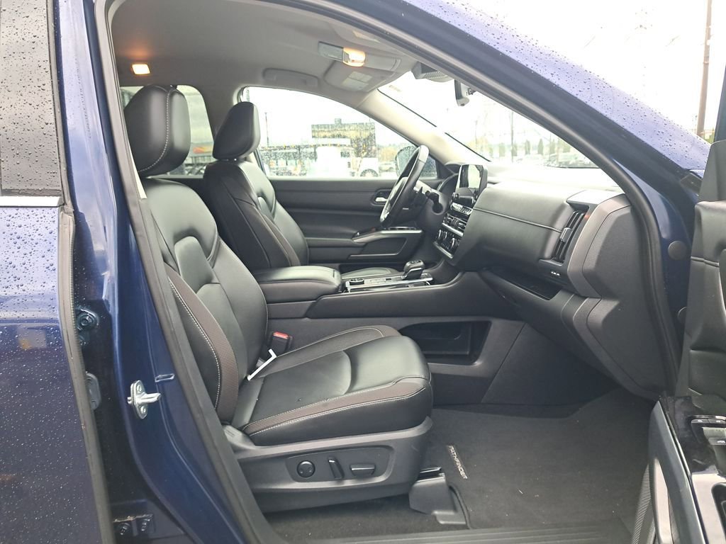 Used 2023 Nissan Pathfinder SL image 18