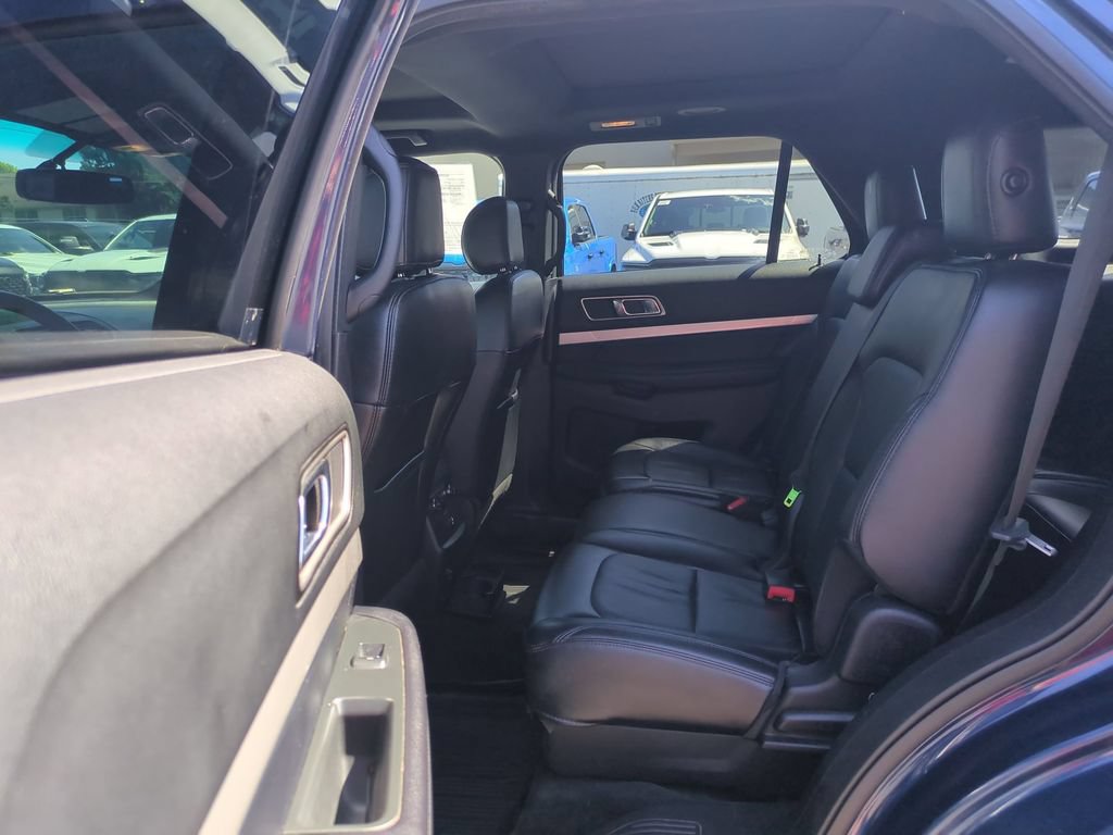 Used 2017 Ford Explorer XLT w/ Equipment Group 202A AWD/4WD image 14