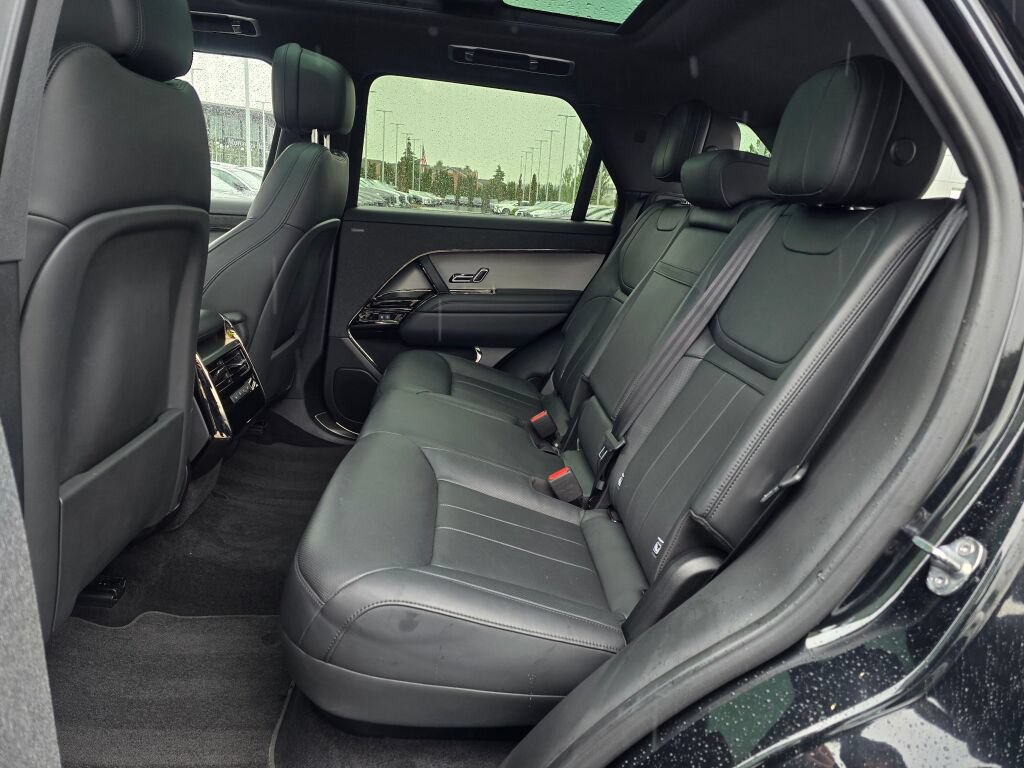 Used 2025 Land Rover Range Rover Sport SE AWD/4WD image 18