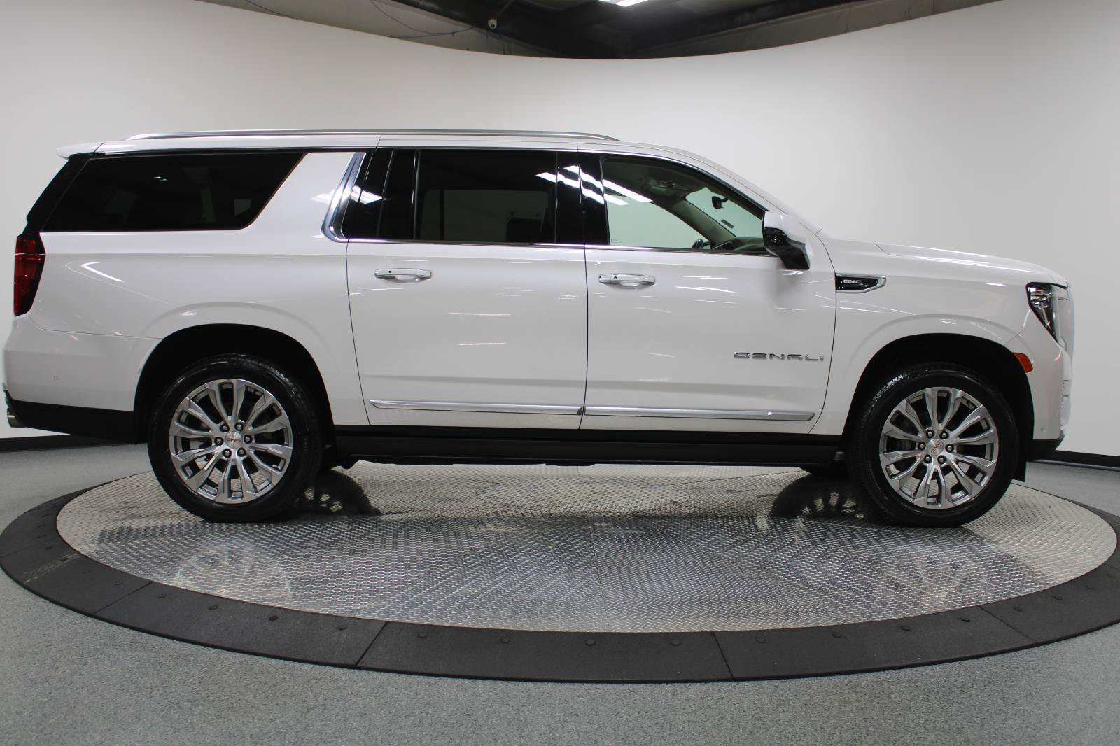 Used 2024 GMC Yukon XL Denali w/ Advanced Technology Package image 15