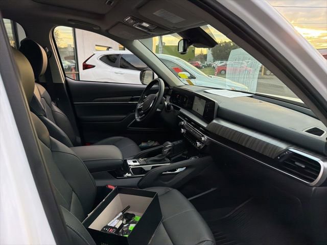Used 2025 Kia Telluride EX w/ EX Captain's Chair Package image 12