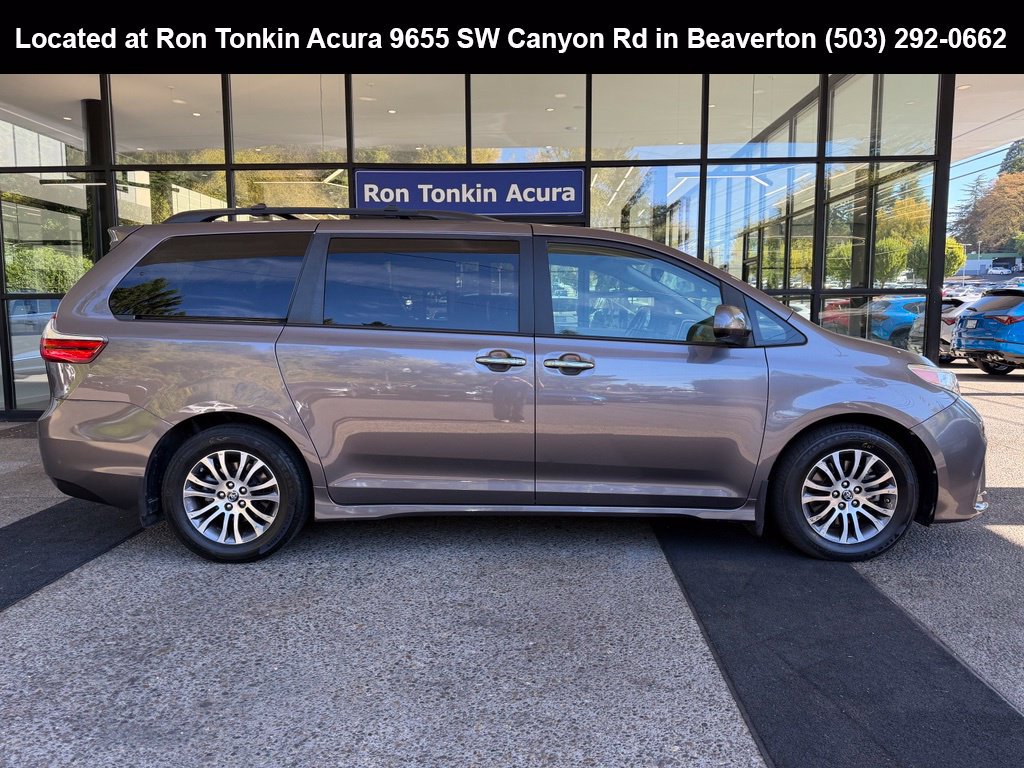 Used 2019 Toyota Sienna XLE w/ XLE Navigation Package FWD image 8