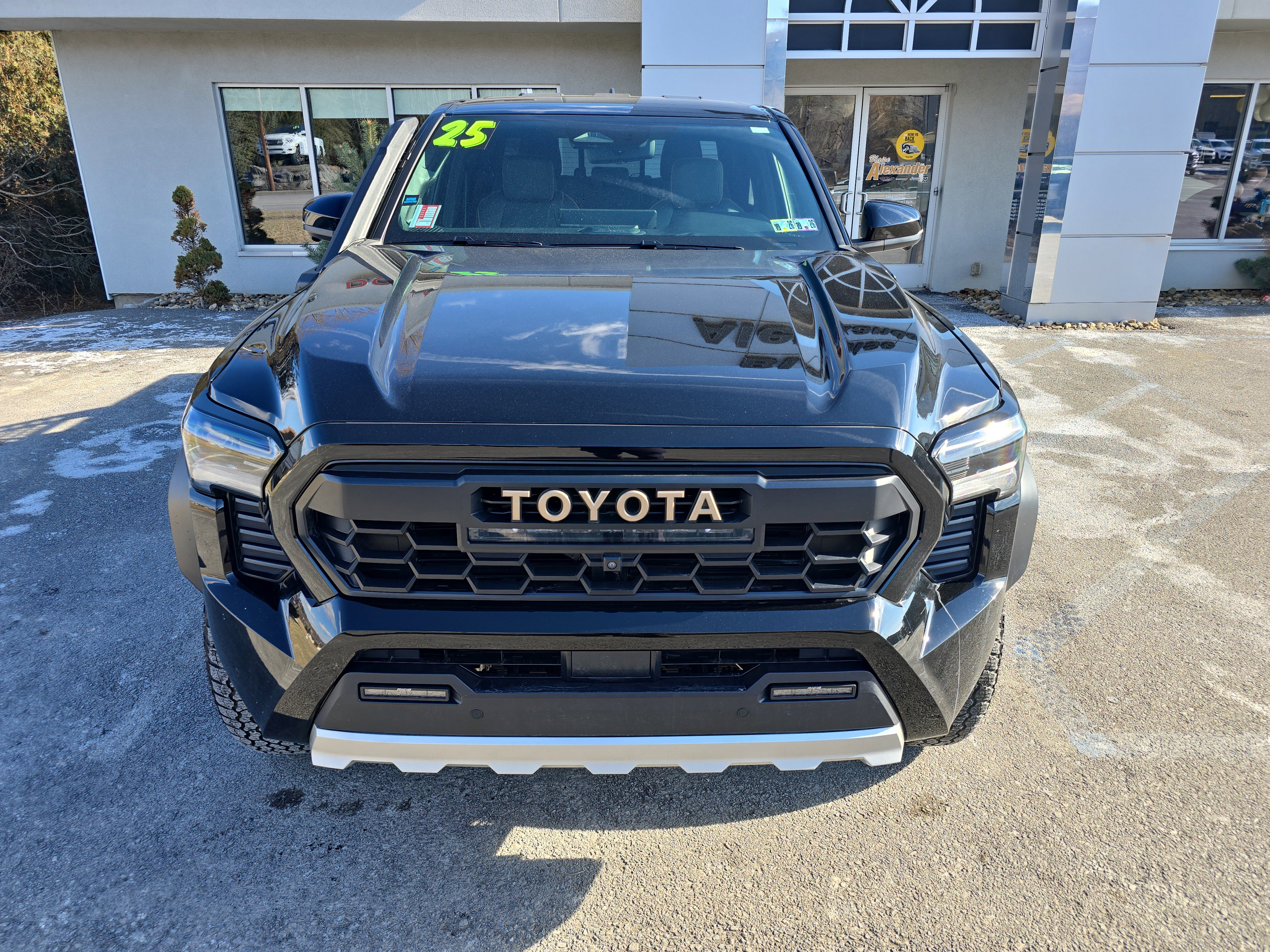 Used 2025 Toyota Tacoma Trailhunter image 9