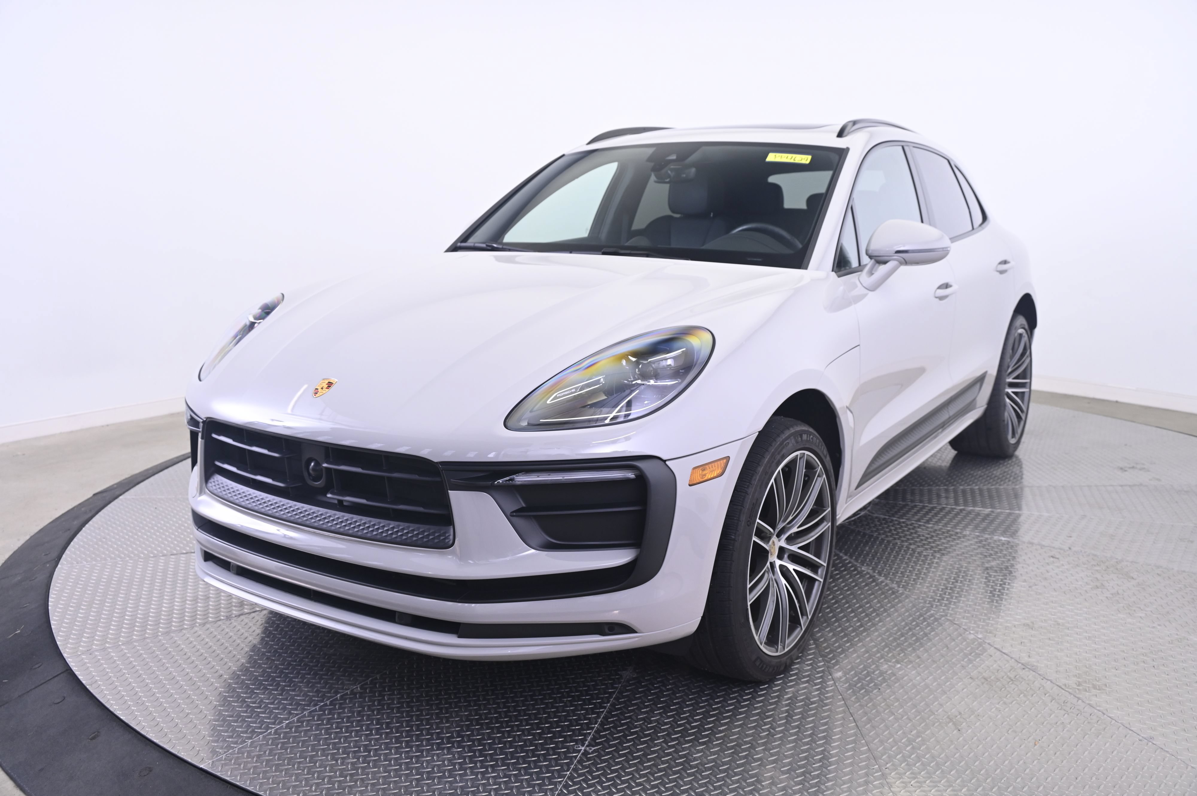 Certified 2023 Porsche Macan AWD/4WD image 1