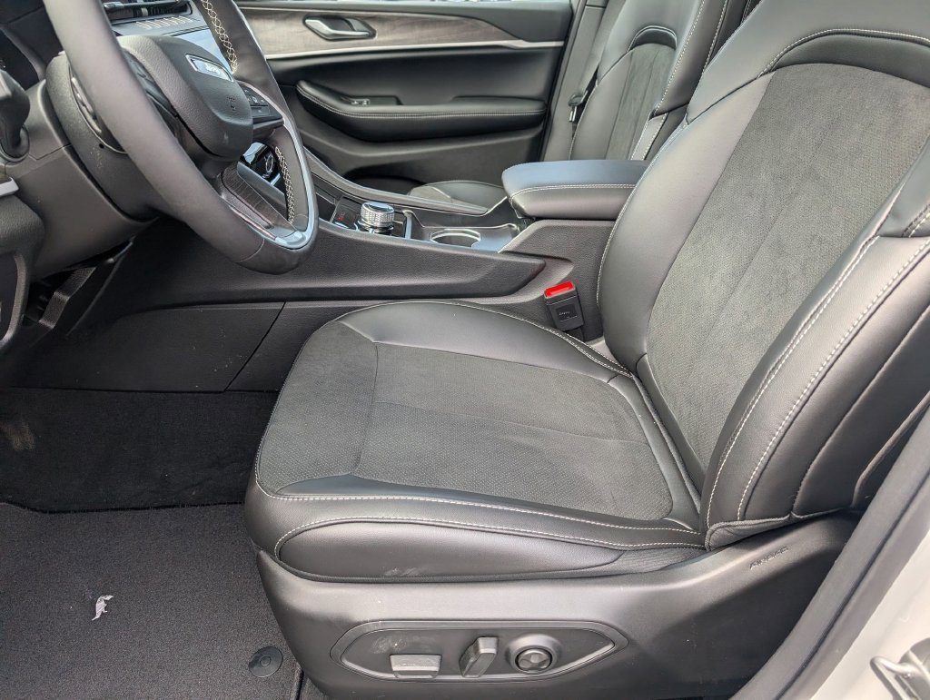 New 2026 Jeep Grand Cherokee Altitude AWD/4WD image 12