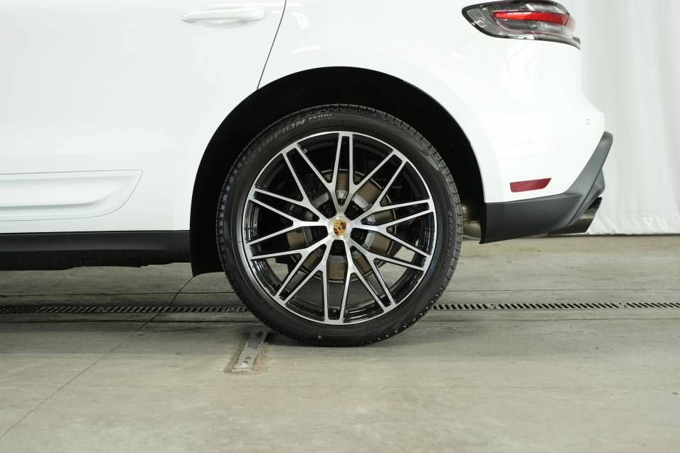 Certified 2025 Porsche Macan AWD/4WD image 43