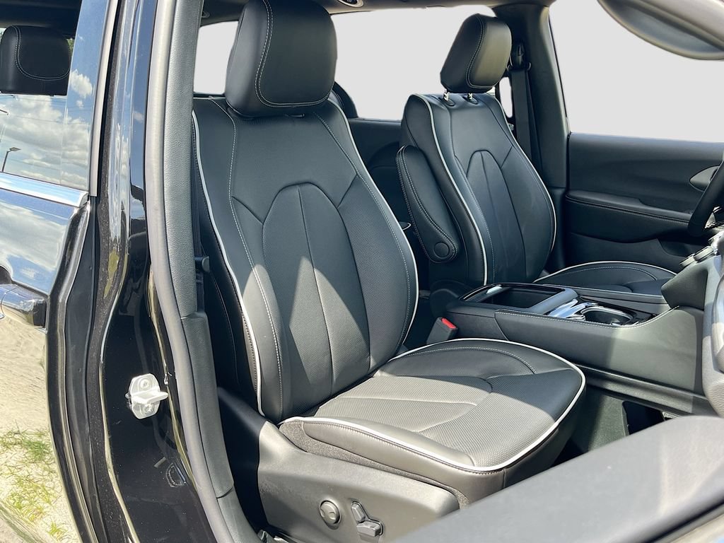 New 2027 Chrysler Pacifica Limited FWD image 31