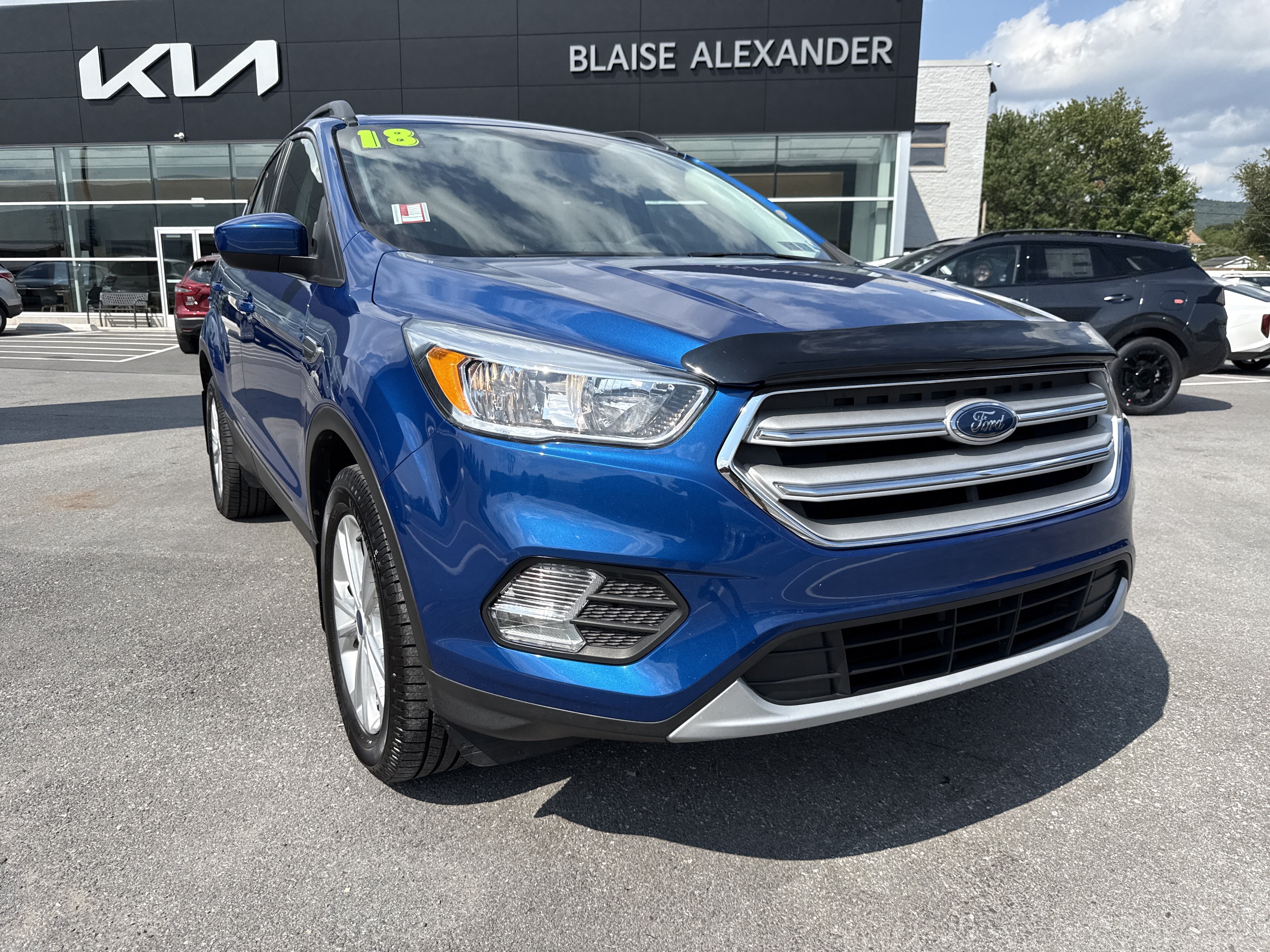 Used 2018 Ford Escape SE w/ SE Sync 3 Package AWD/4WD image 1