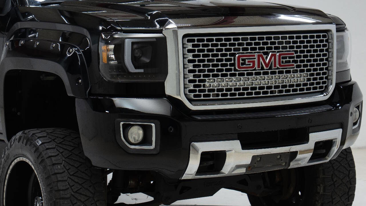 Used 2016 GMC Sierra 2500 Denali w/ Duramax Plus Package AWD/4WD image 9