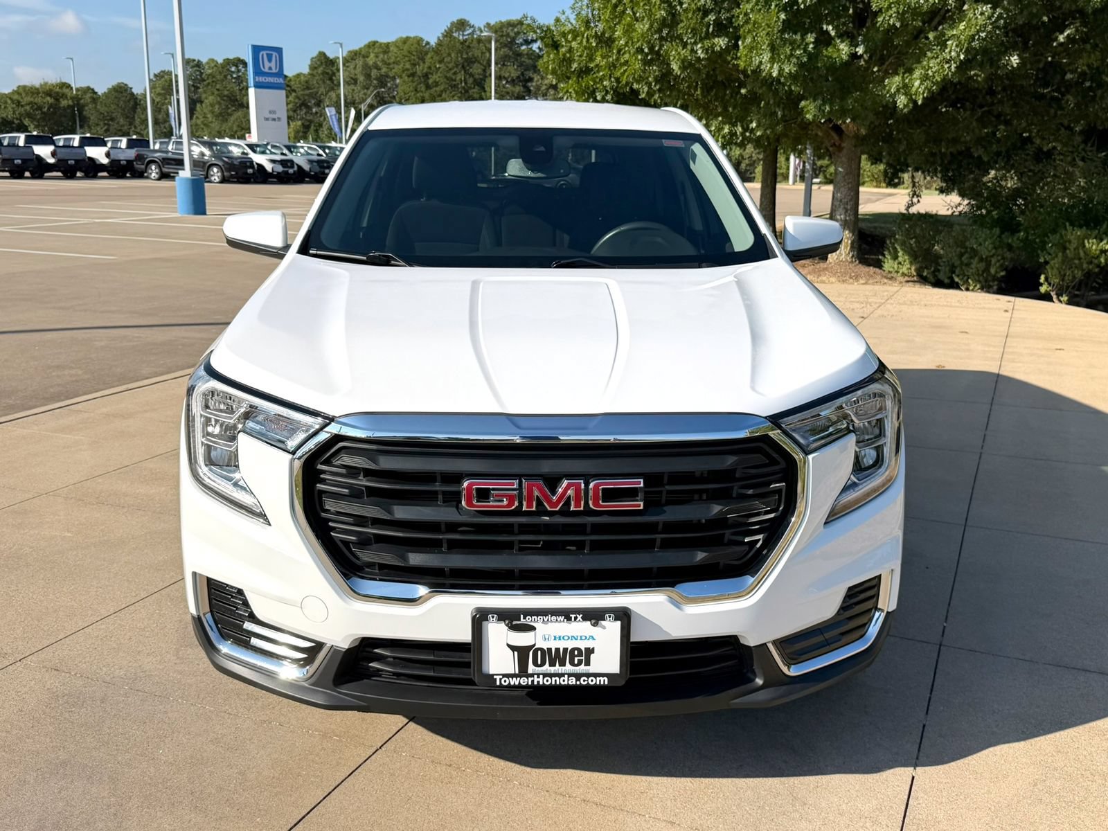 Used 2024 GMC Terrain SLE FWD image 2