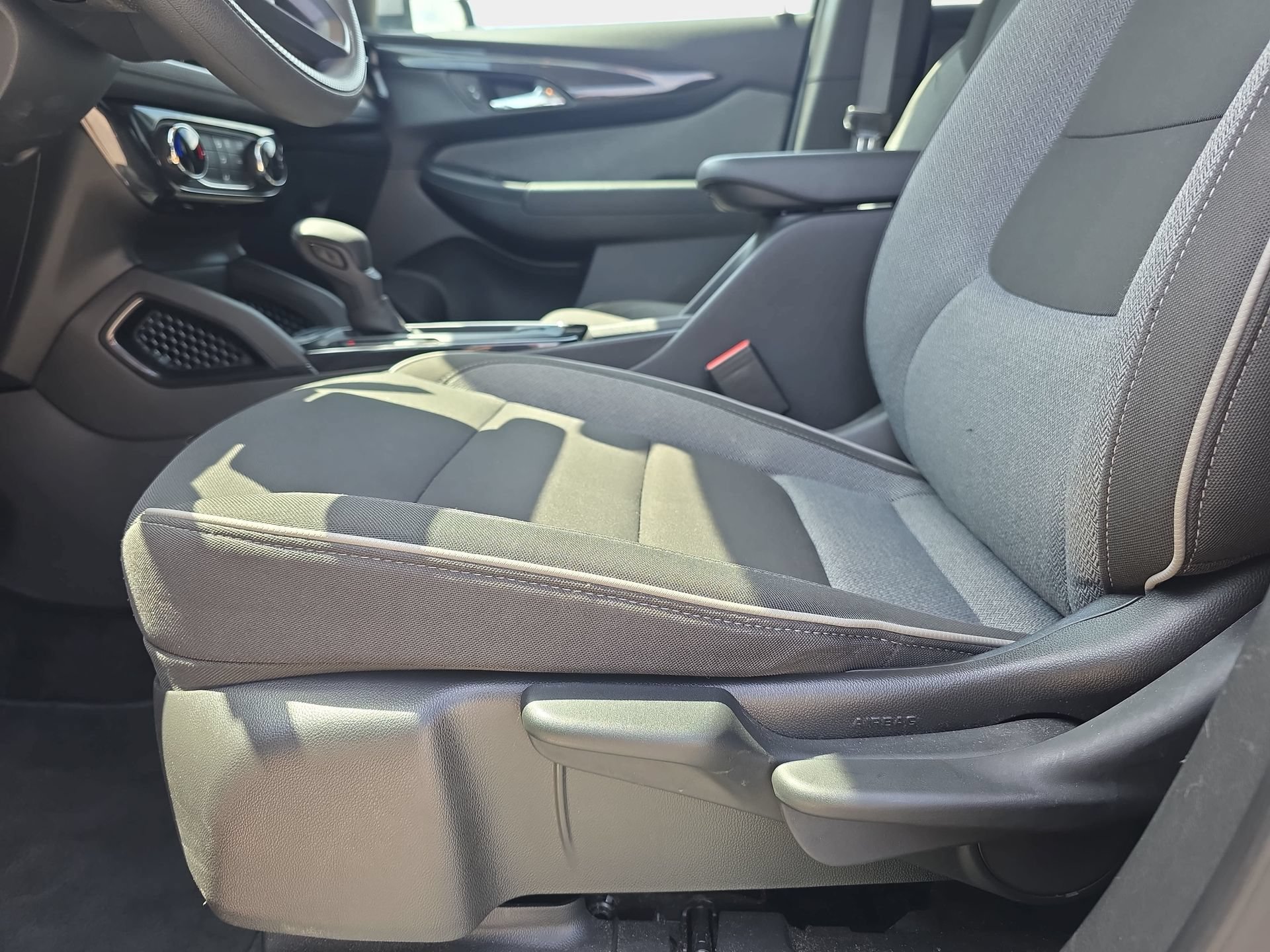 Used 2025 Chevrolet TrailBlazer LT AWD/4WD image 27