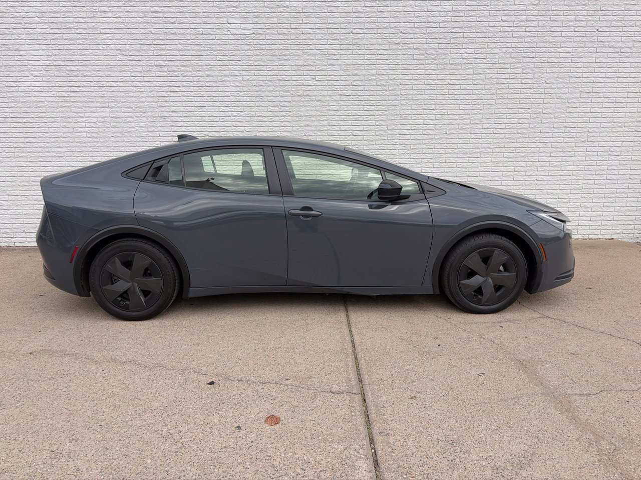Used 2023 Toyota Prius LE FWD image 2