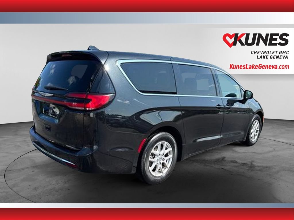 Used 2023 Chrysler Pacifica Touring-L FWD image 5