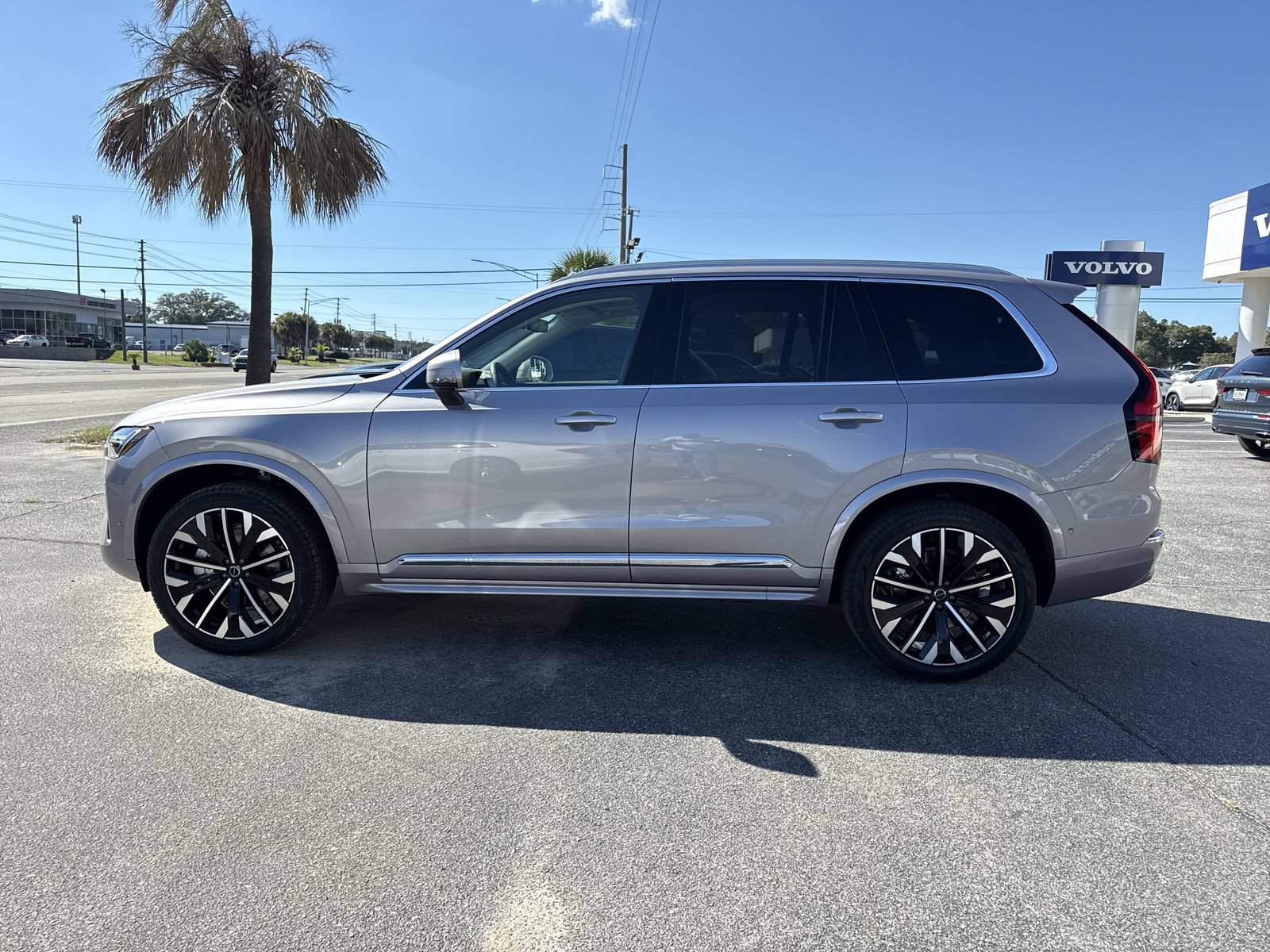 New 2026 Volvo XC90 B5 Plus w/ Protection Package Premier AWD/4WD image 2