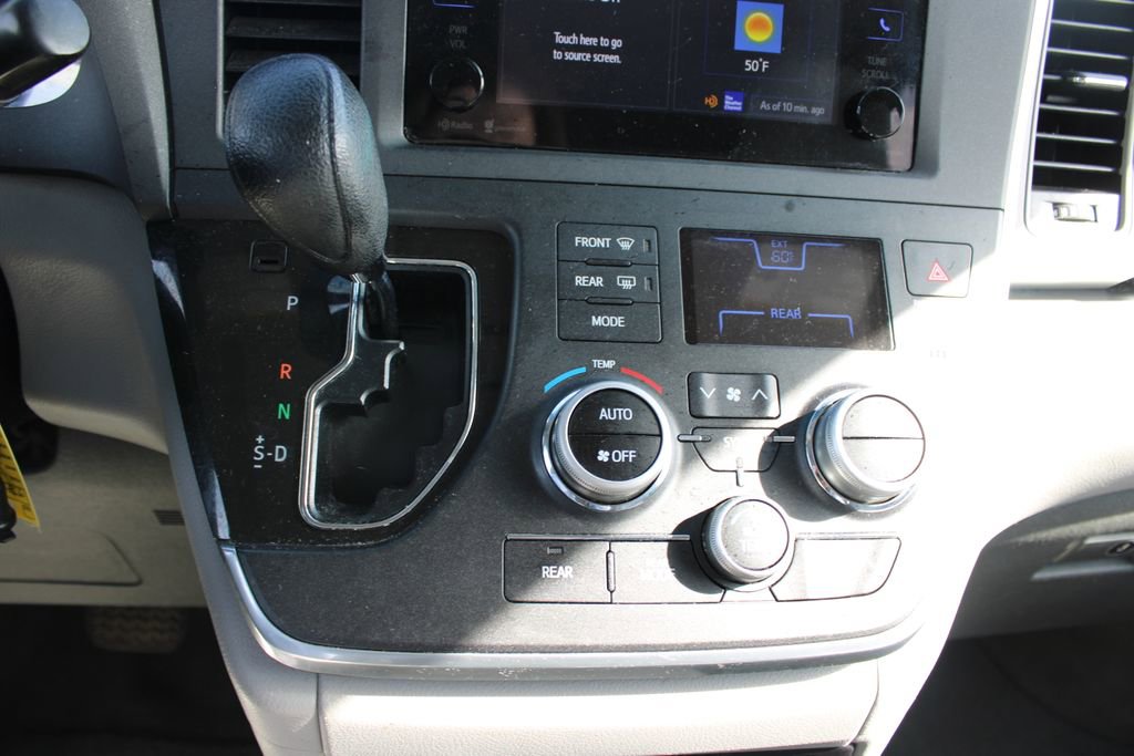 Used 2015 Toyota Sienna LE image 38