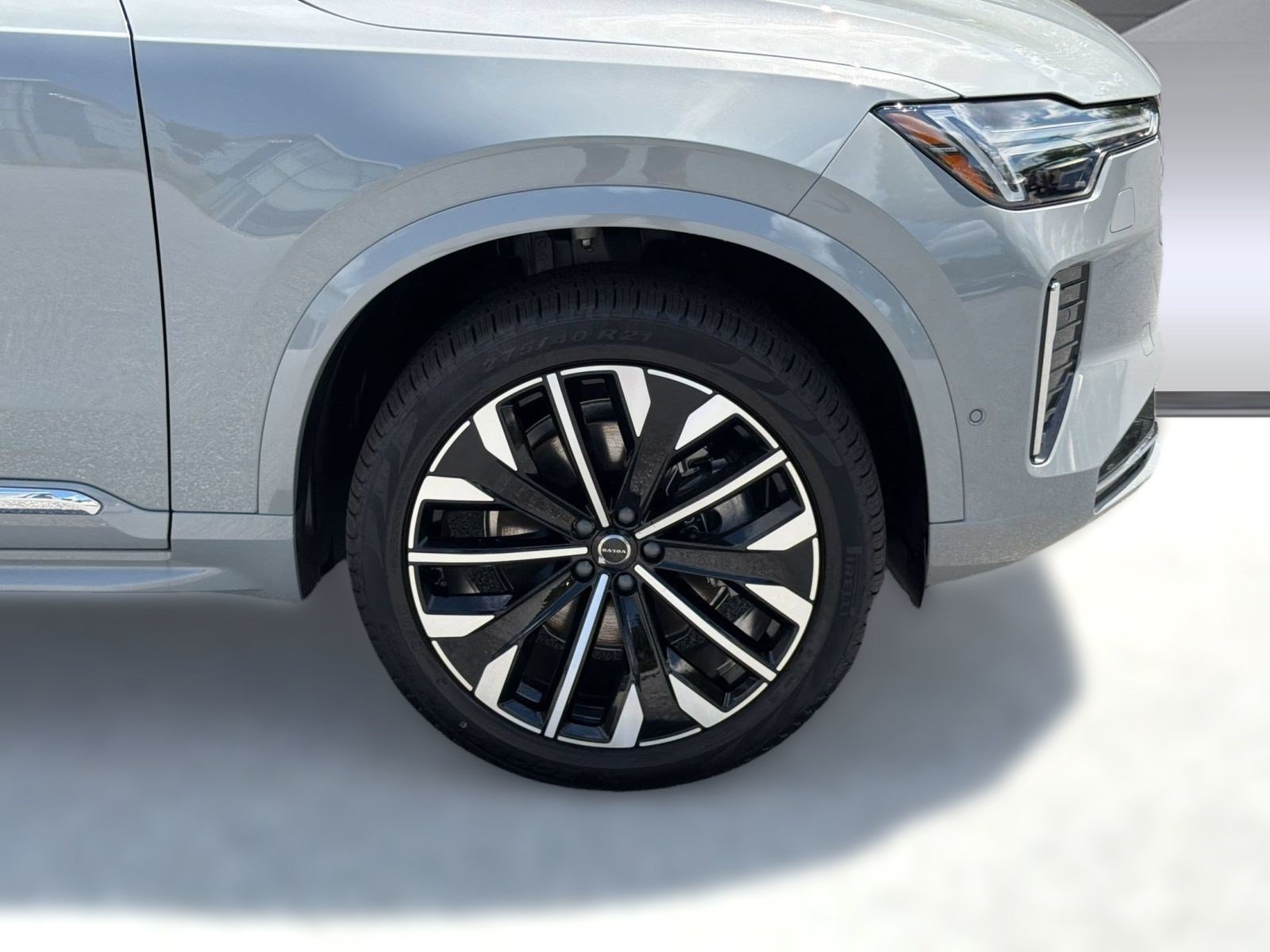 New 2026 Volvo XC90 B6 Plus w/ Protection Package Premier AWD/4WD image 12