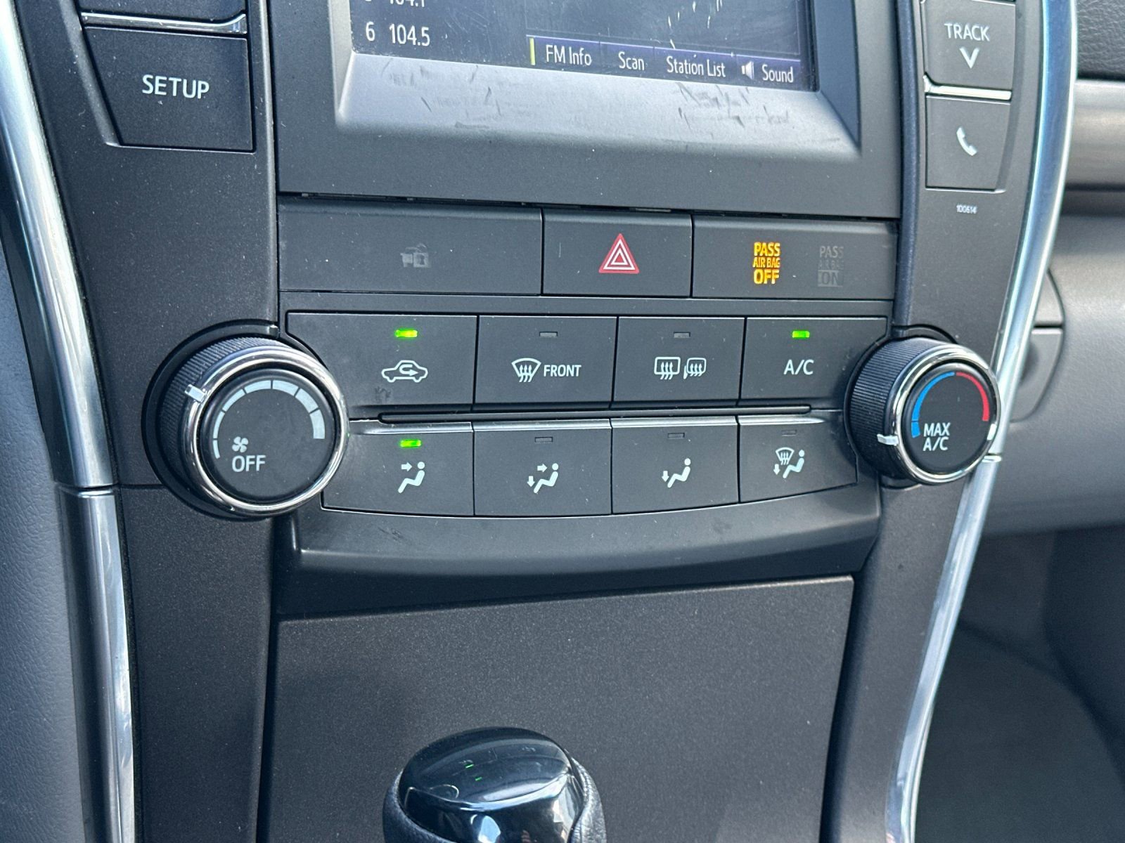 Used 2016 Toyota Camry LE FWD image 19