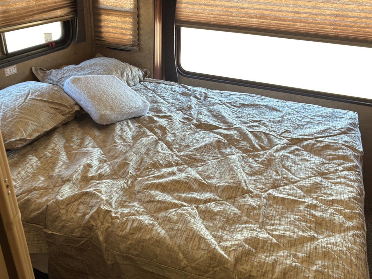 Used 2014 Ford E-450 and Econoline 450 Super Duty w/ Motorhome Prep Package image 15