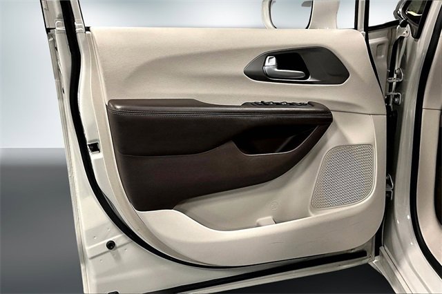 Used 2017 Chrysler Pacifica Touring-L image 18