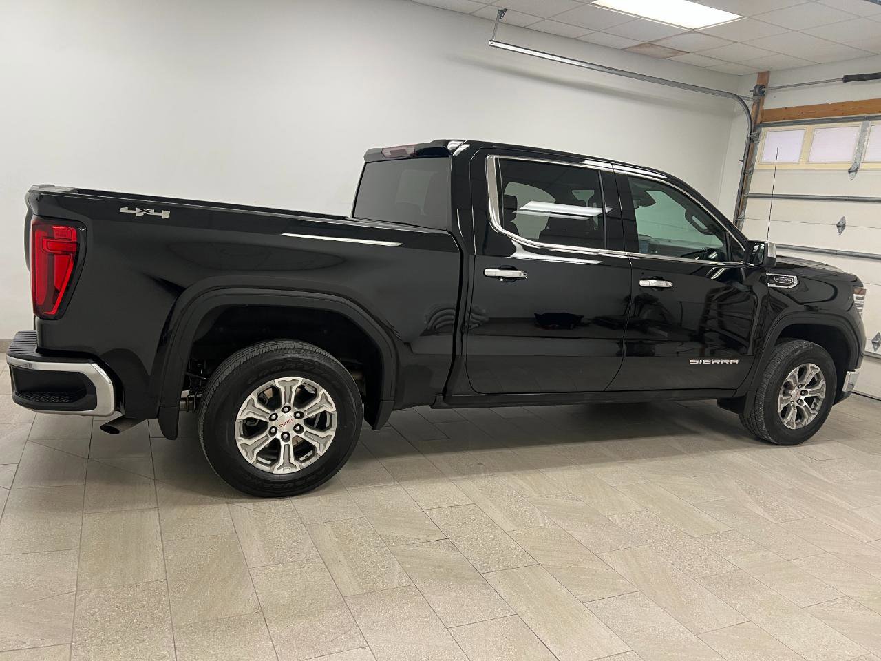 Used 2025 GMC Sierra 1500 SLT image 10