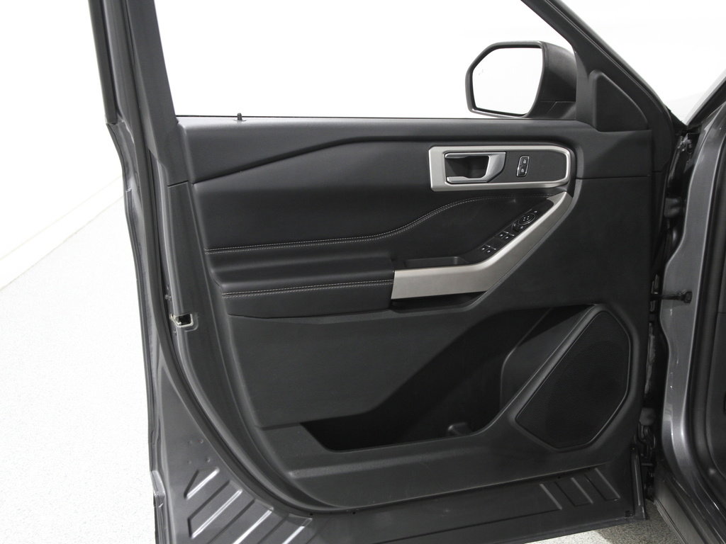 Certified 2022 Ford Explorer XLT w/ Equipment Group 202A image 5