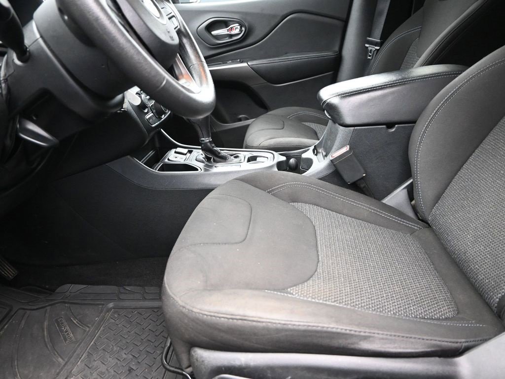 Used 2019 Jeep Cherokee Latitude w/ Popular Appearance Group image 13