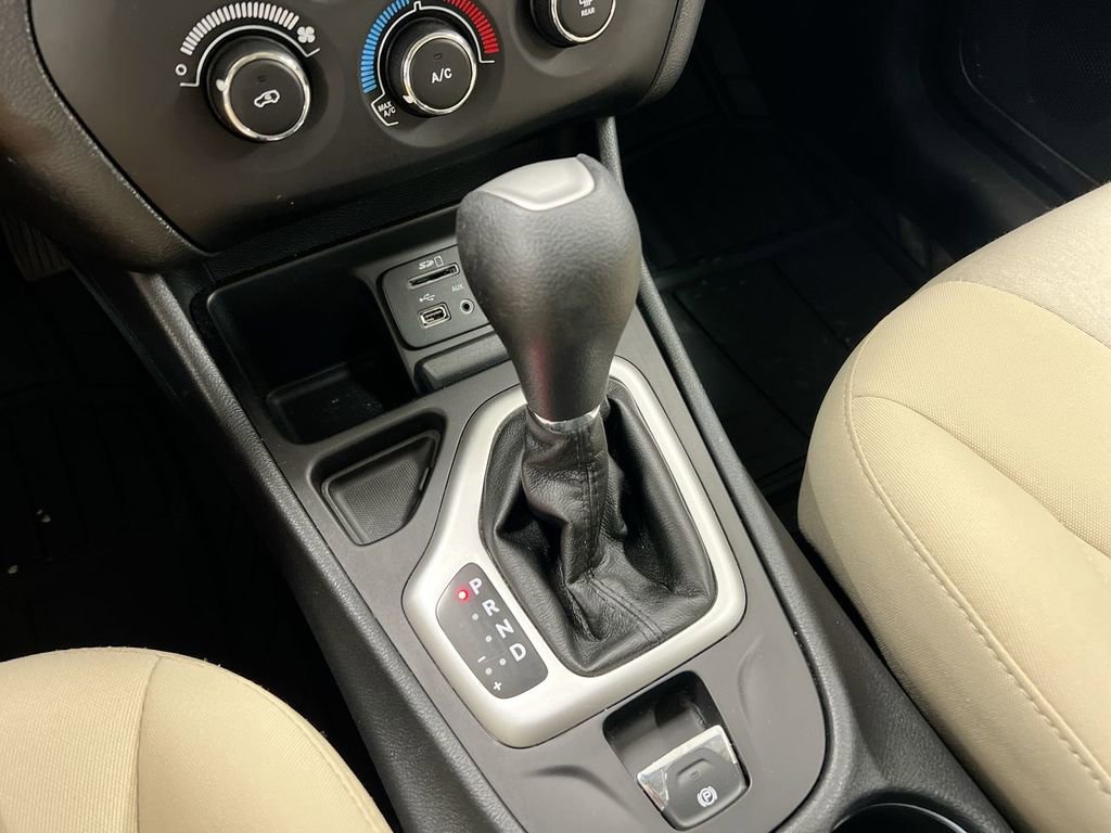 Used 2016 Jeep Cherokee Sport image 19