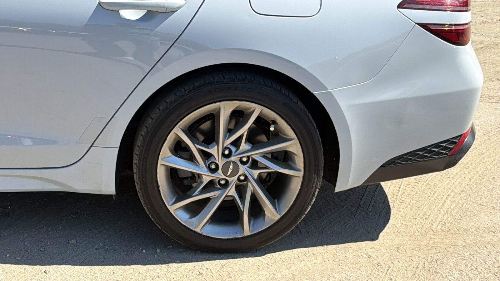 Used 2022 Genesis G70 2.0T image 12
