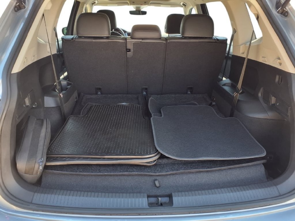 Used 2023 Volkswagen Tiguan SE w/ Panoramic Sunroof Package FWD image 12