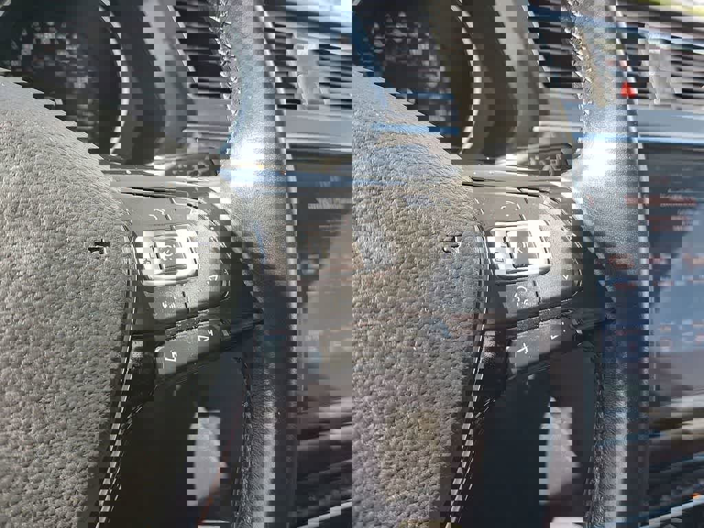 Used 2018 Volkswagen Tiguan SE w/ Panoramic Sunroof Package image 18