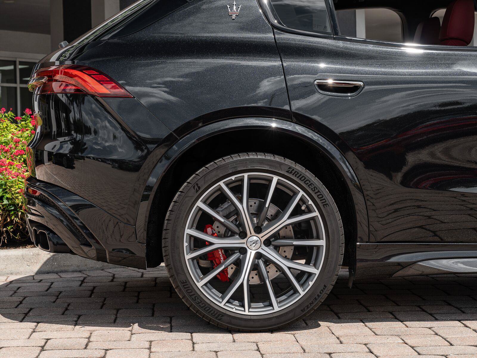 Used 2023 Maserati Grecale Trofeo AWD/4WD image 27