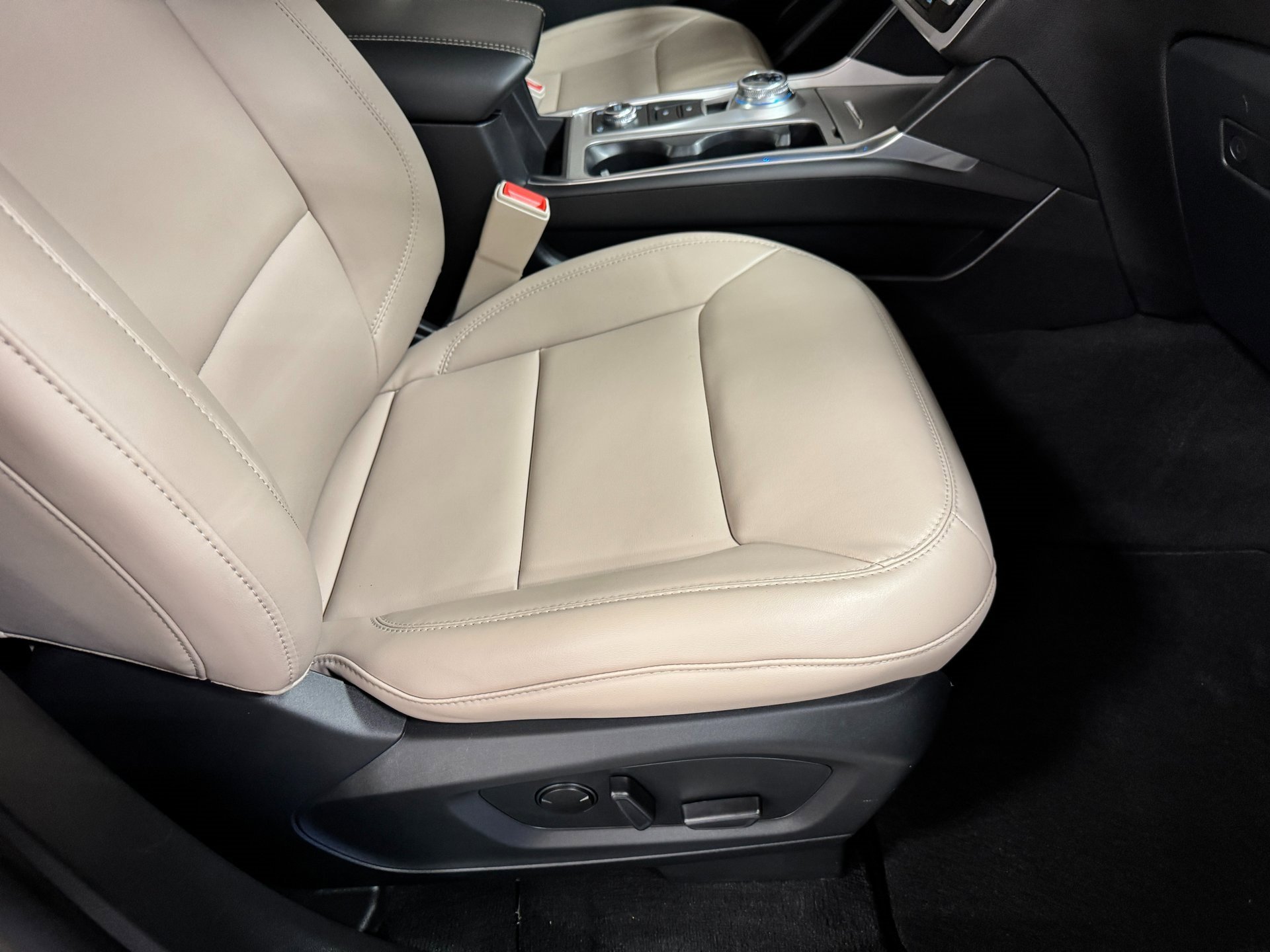 Used 2023 Ford Explorer XLT w/ Equipment Group 202A image 27