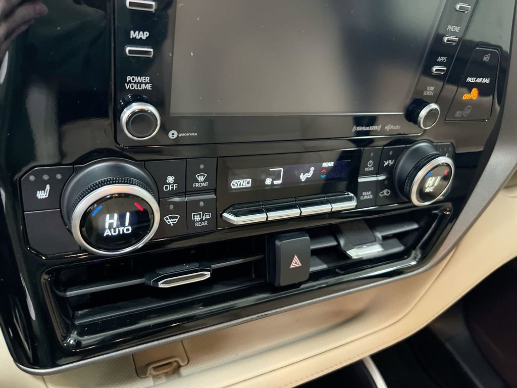 Used 2021 Toyota Highlander XLE image 17